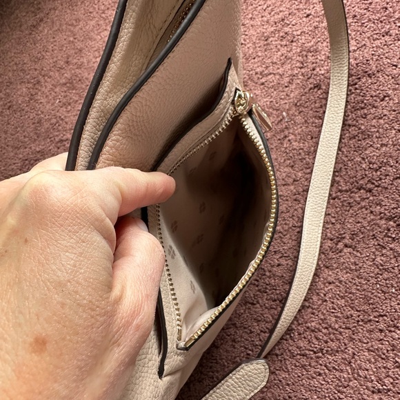 Like New Kate Spade crossbody bag in a pretty nude/beige color - Picture 6 of 9